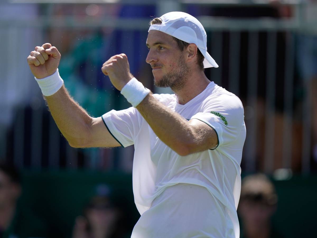 Jan-Lennard Struff jubelt über seinen Sieg und ballt die Fäuste.