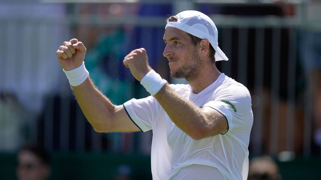 Jan-Lennard Struff jubelt über seinen Sieg und ballt die Fäuste.