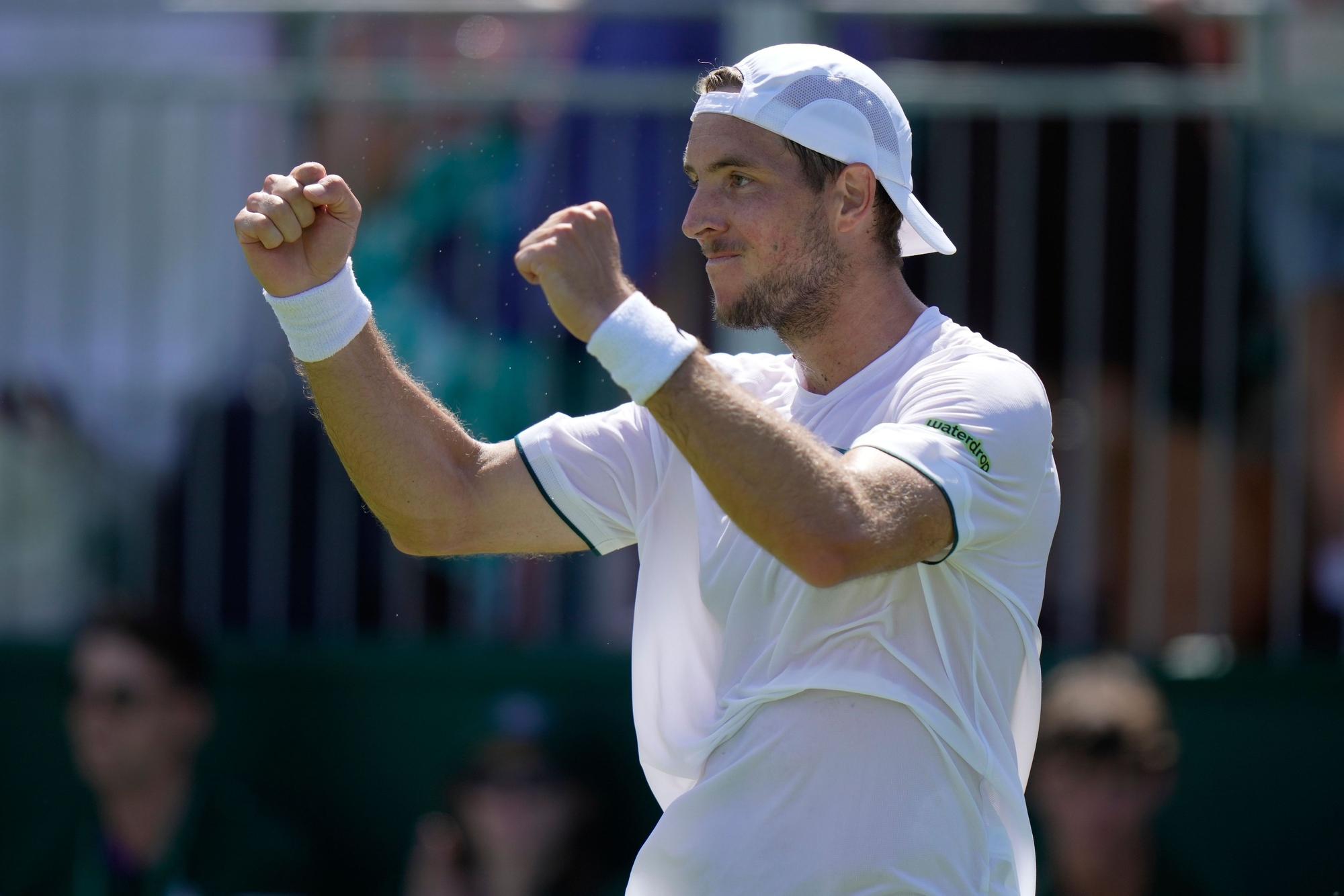 Jan-Lennard Struff jubelt über seinen Sieg und ballt die Fäuste.