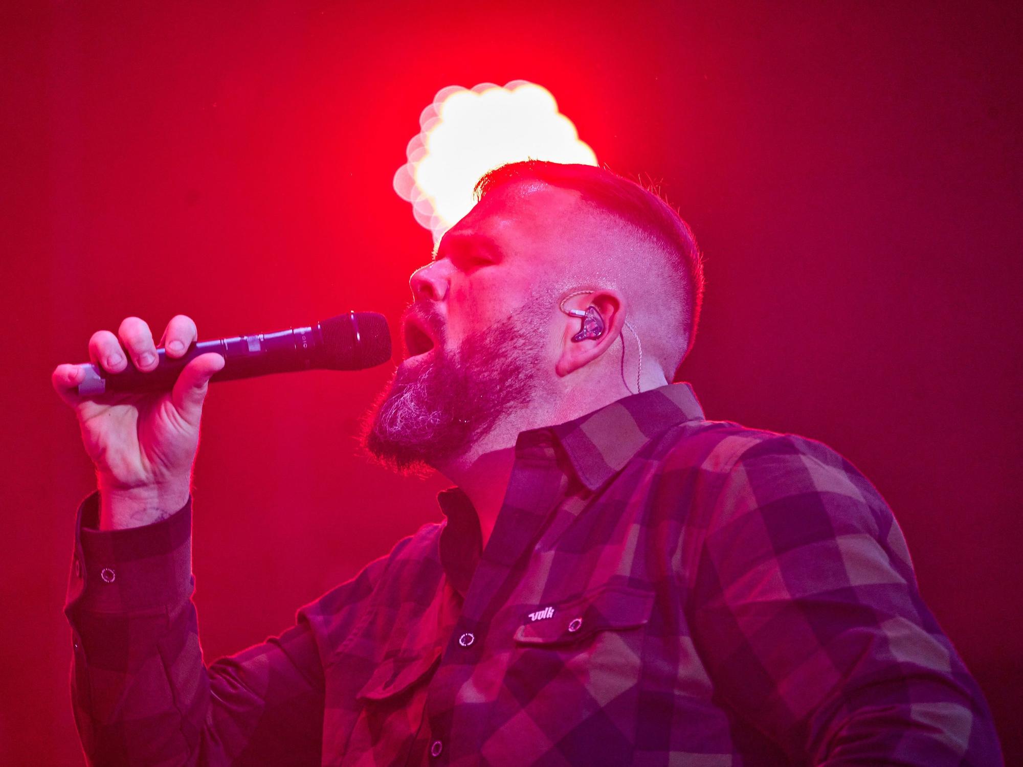 Sänger Monchi von Feine Sahne Fischfilet auf der Bühne.