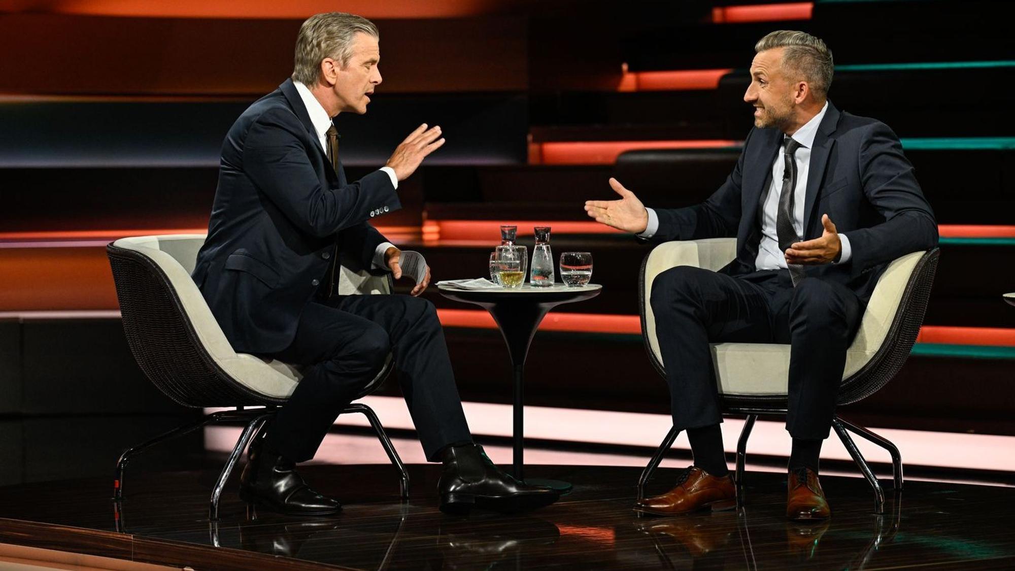 Zwischen ZDF-Moderator Markus Lanz (links) und AfD-Spitzenpolitiker Ulrich Siegmund herrschte nur selten Einigkeit. (Bild: ZDF / Markus Hertrich)