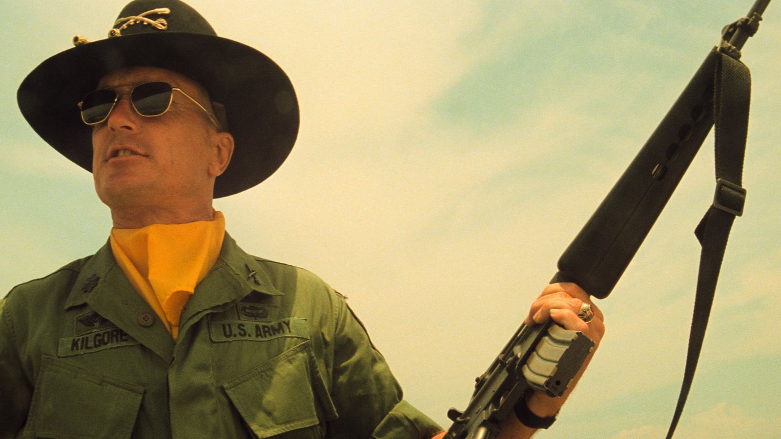 Oberst Kilgore (Robert Duvall) ist ein skrupelloser Soldat, der zu Wagners „Walkürenritt“ ein vietnamesisches Dorf unter Beschuss nehmen lässt. (Bild: BVITV)