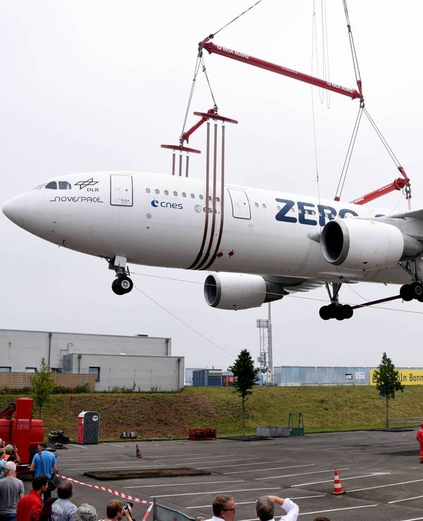 Der Zero-Airbus wird am 8. August 2015 am Flughafen Köln/Bonn mit einem 60 Meter hohen Schwerlastkran auf einen Parkplatz gehoben. Der Airbus A300 wurde vom Deutschen Zentrum für Luft- und Raumfahrt (DLR) bis 2014 als Parabelflugzeug benutzt.