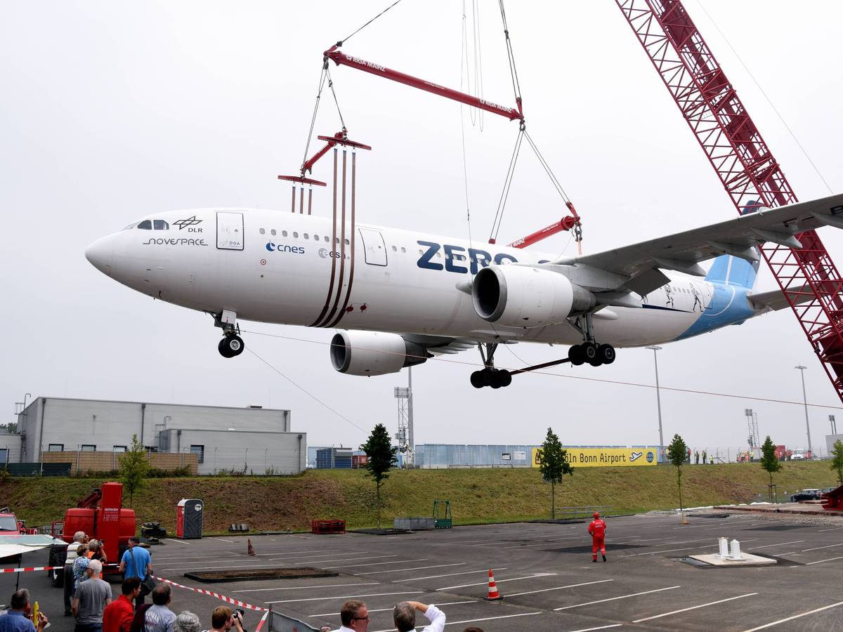 Der Zero-Airbus wird am 8. August 2015 am Flughafen Köln/Bonn mit einem 60 Meter hohen Schwerlastkran auf einen Parkplatz gehoben. Der Airbus A300 wurde vom Deutschen Zentrum für Luft- und Raumfahrt (DLR) bis 2014 als Parabelflugzeug benutzt.