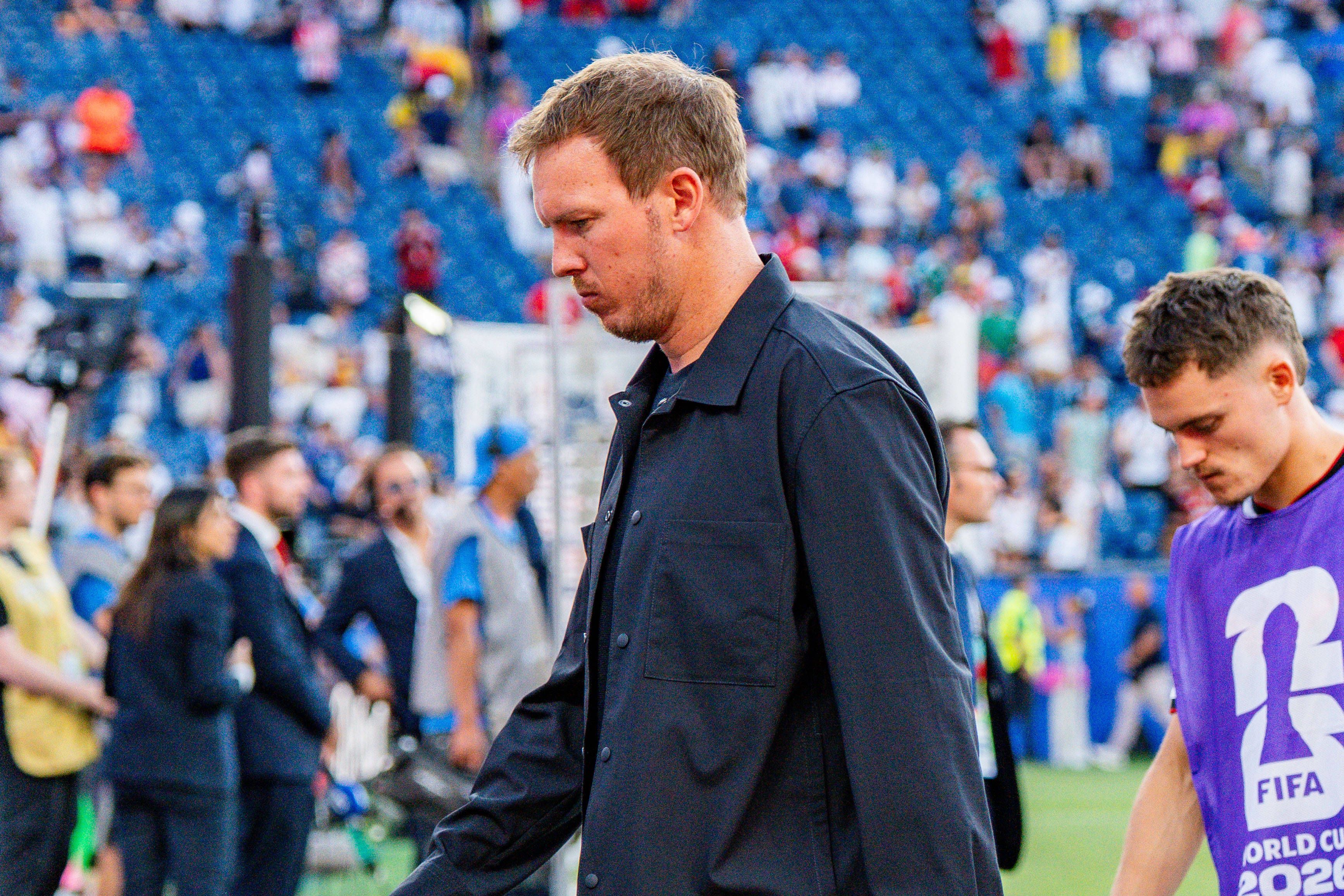 Julian Nagelsmann geht enttäuscht aus dem Stadion.
