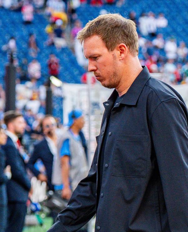 Julian Nagelsmann geht enttäuscht aus dem Stadion.