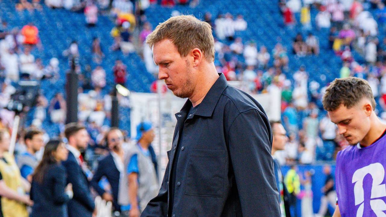 Julian Nagelsmann geht enttäuscht aus dem Stadion.