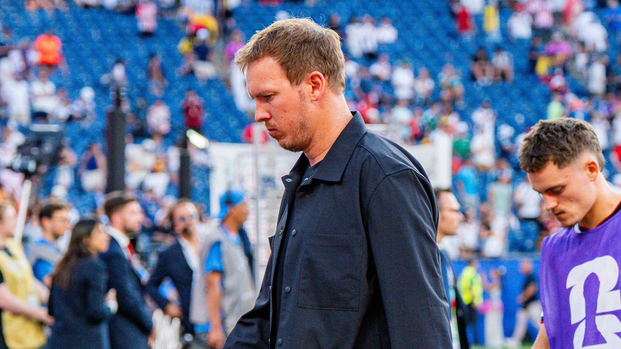 Julian Nagelsmann geht enttäuscht aus dem Stadion.