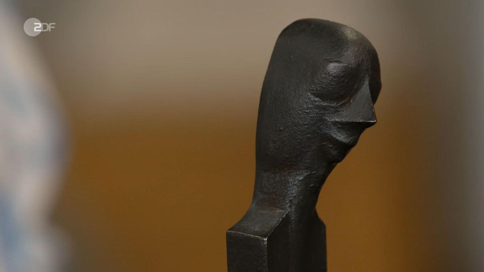 Der Schweizer Künstler Schang Hutter entwarf die Bronze im Jahr 1983, wie die Signatur am Sockel zeigte: „Er hat diesen besonderen Stil von Figuren geprägt.“ Der Verkäufer hoffte auf 3.000 Euro, für das „außergewöhnliche Stück“ legte der Experte einen Schätzwert von 2.000 bis 2.500 Euro fest.
(Bild: ZDF)