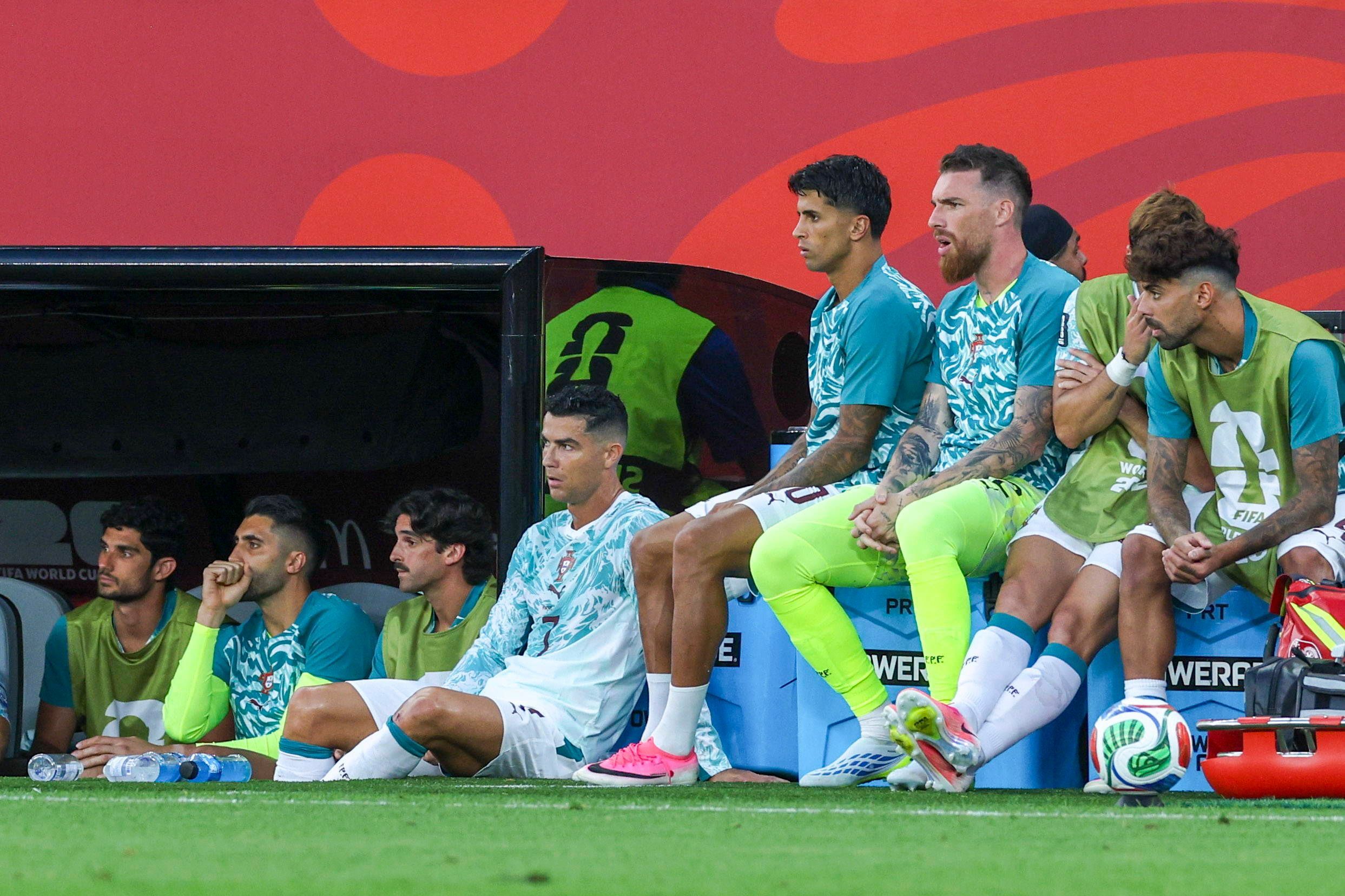Cristiano Ronaldo sitzt neben der Ersatzbank.