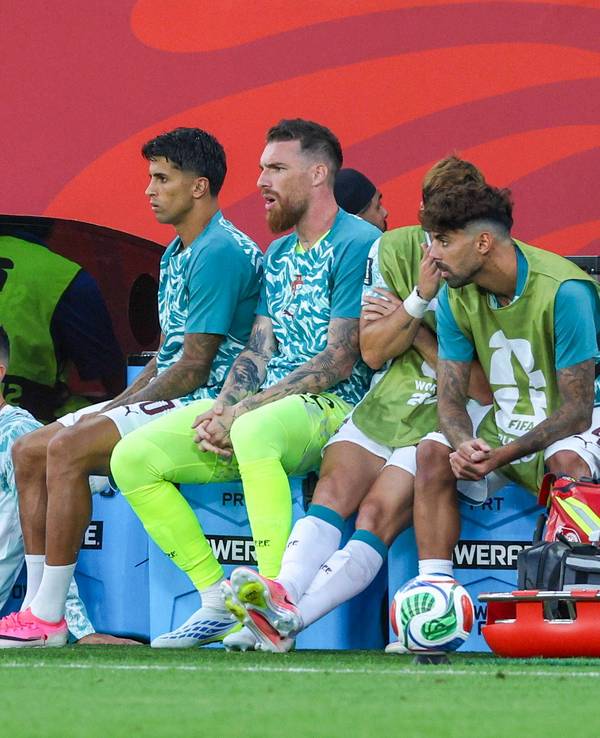 Cristiano Ronaldo sitzt neben der Ersatzbank.