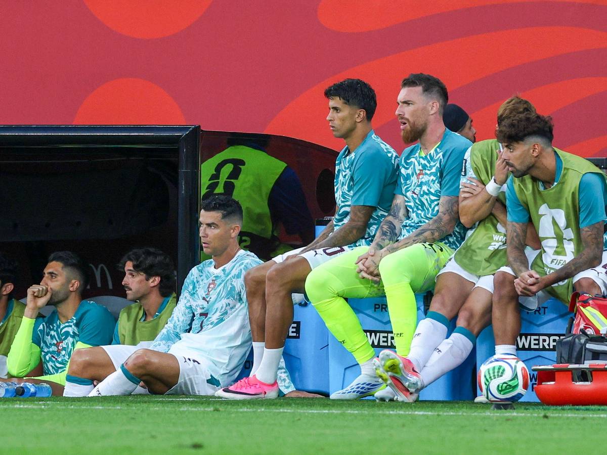 Cristiano Ronaldo sitzt neben der Ersatzbank.