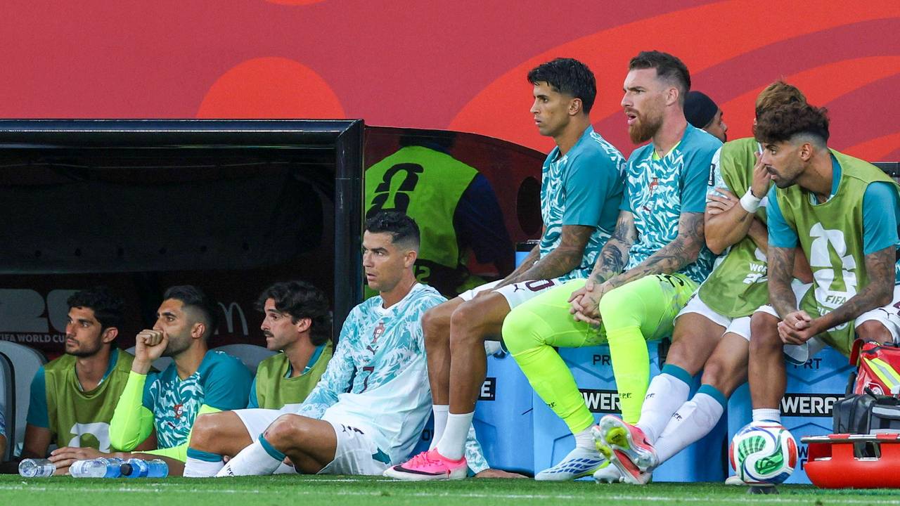 Cristiano Ronaldo sitzt neben der Ersatzbank.