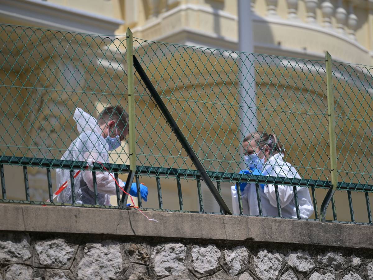 Ermittler untersuchen den Tatort an dem Wohnhaus, wo drei Menschen durch einen Sprengsatz schwer verletzt worden waren.