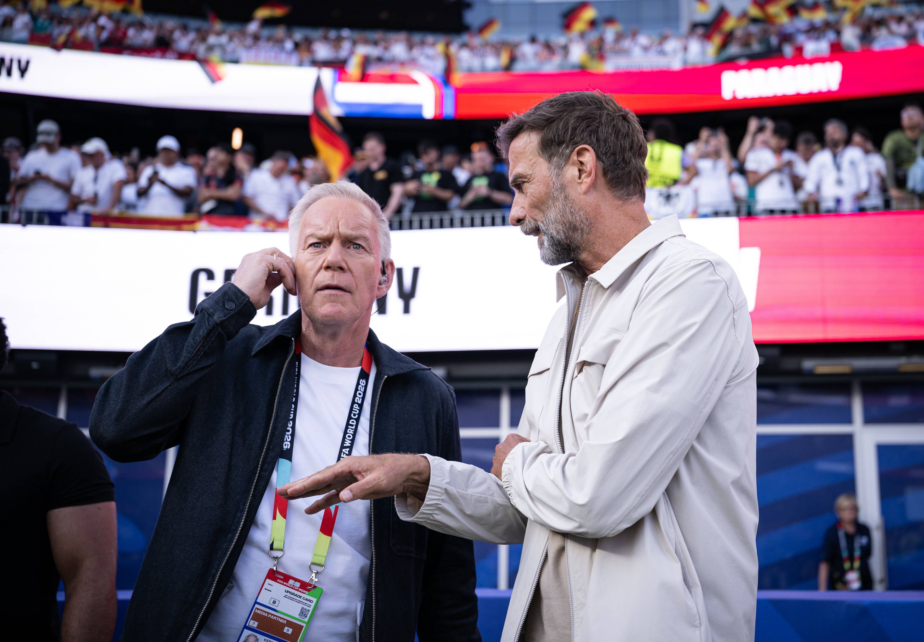Johannes B. Kerner und Jürgen Klopp unterhalten sich im Stadion.