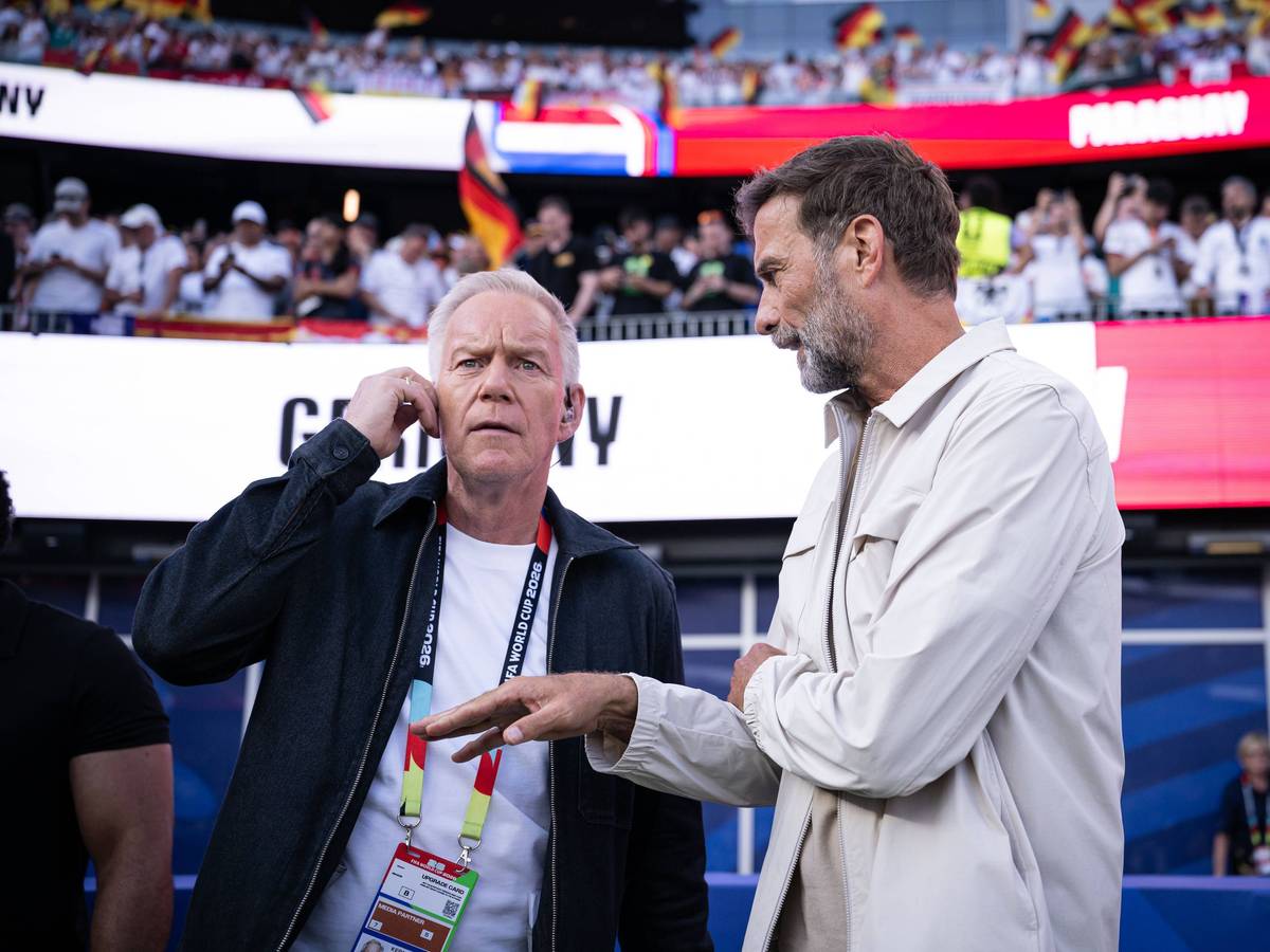 Johannes B. Kerner und Jürgen Klopp unterhalten sich im Stadion.