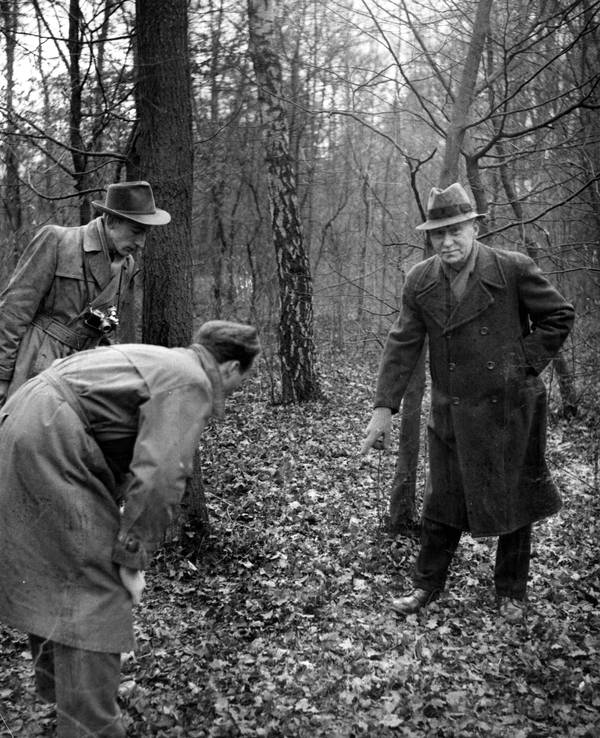 Der pensionierte Postbeamte Georg Binder (65) zeigt im Februar 1954 Journalisten in einem Wald am Stadtrand von Köln, wo er die Leiche von Ronald Chesney gefunden hatte, nachdem dieser sich durch einen Schuss das Leben genommen hatte.