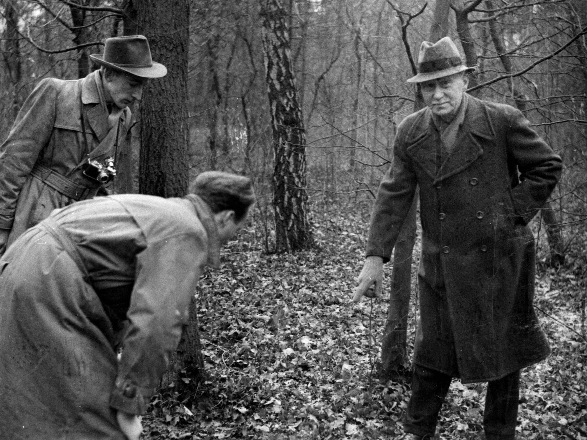 Der pensionierte Postbeamte Georg Binder (65) zeigt im Februar 1954 Journalisten in einem Wald am Stadtrand von Köln, wo er die Leiche von Ronald Chesney gefunden hatte, nachdem dieser sich durch einen Schuss das Leben genommen hatte.