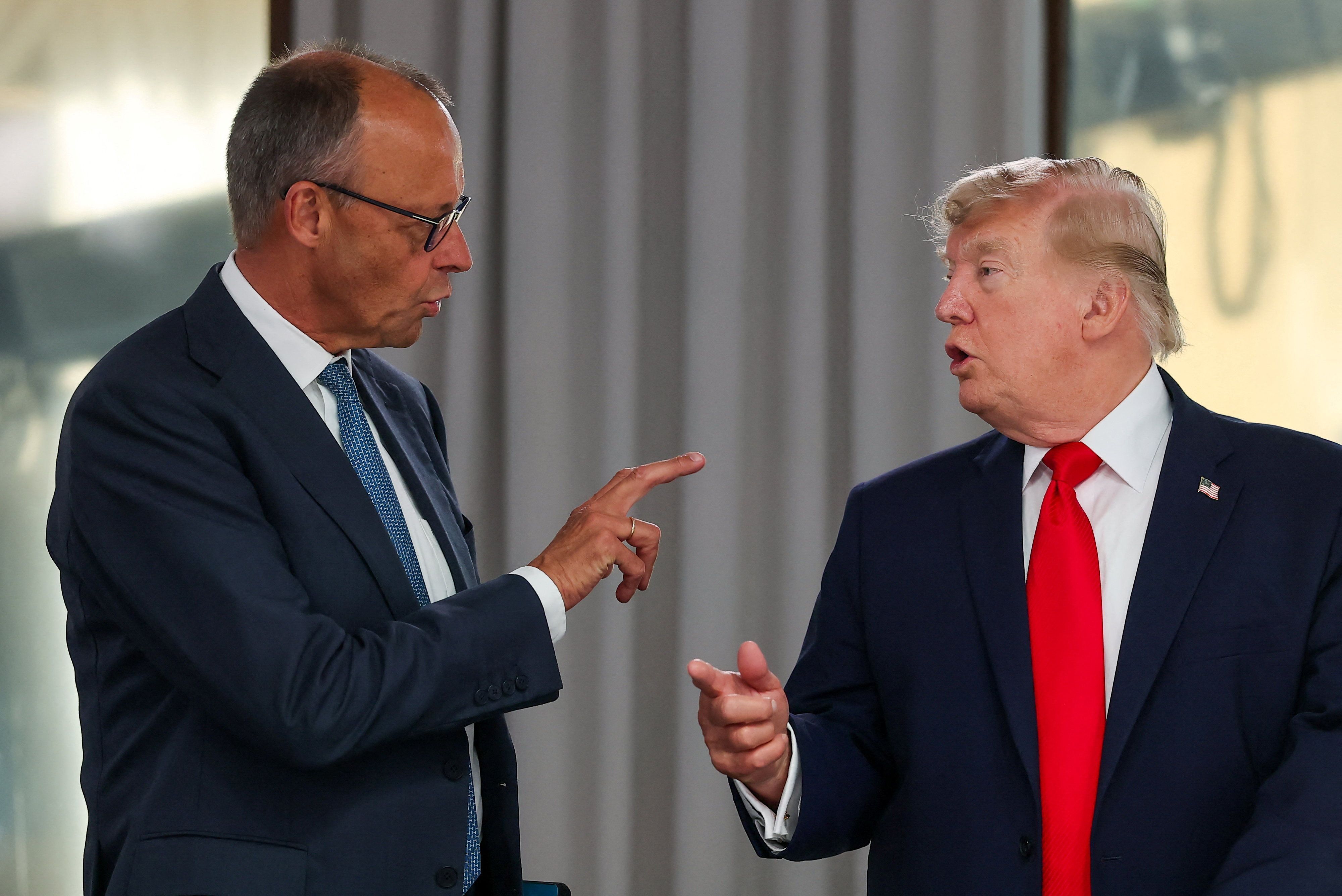 Bundeskanzler Friedrich Merz (CDU) diskutiert beim G7-Gipfel im Juni 2026 mit  US-Präsident Donald Trump (r).