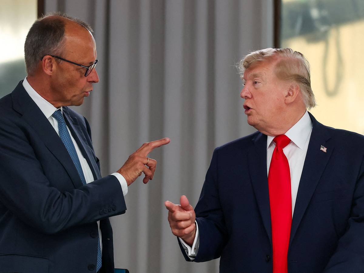 Bundeskanzler Friedrich Merz (CDU) diskutiert beim G7-Gipfel im Juni 2026 mit US-Präsident Donald Trump (r).