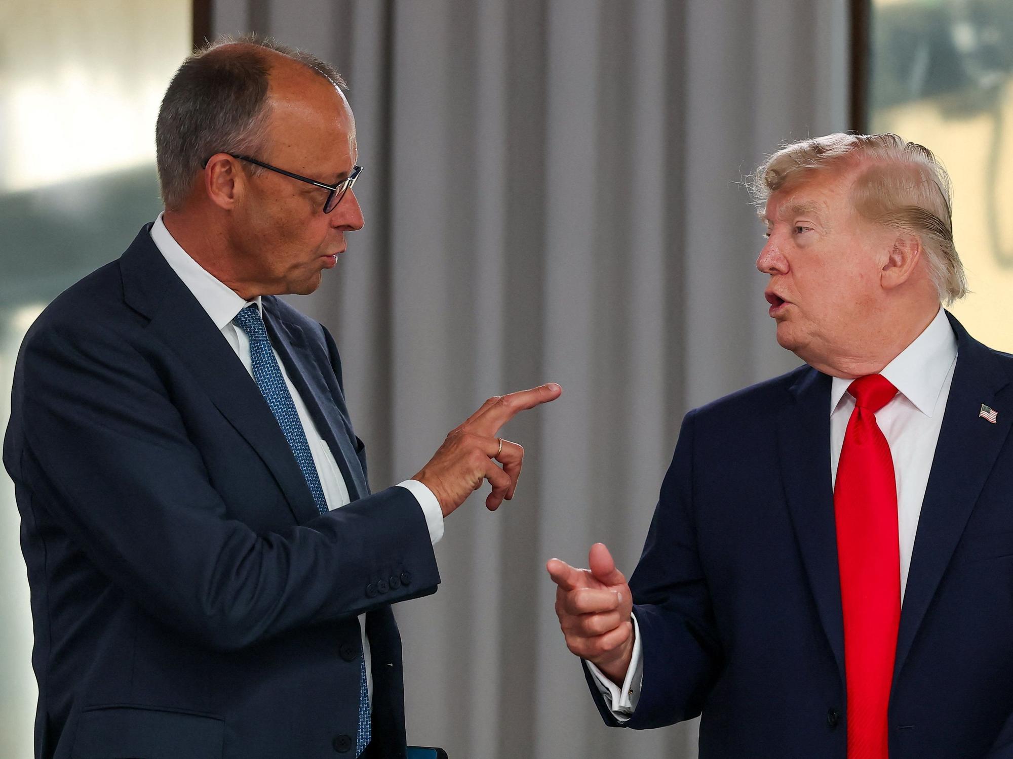 Bundeskanzler Friedrich Merz (CDU) diskutiert beim G7-Gipfel im Juni 2026 mit US-Präsident Donald Trump (r).