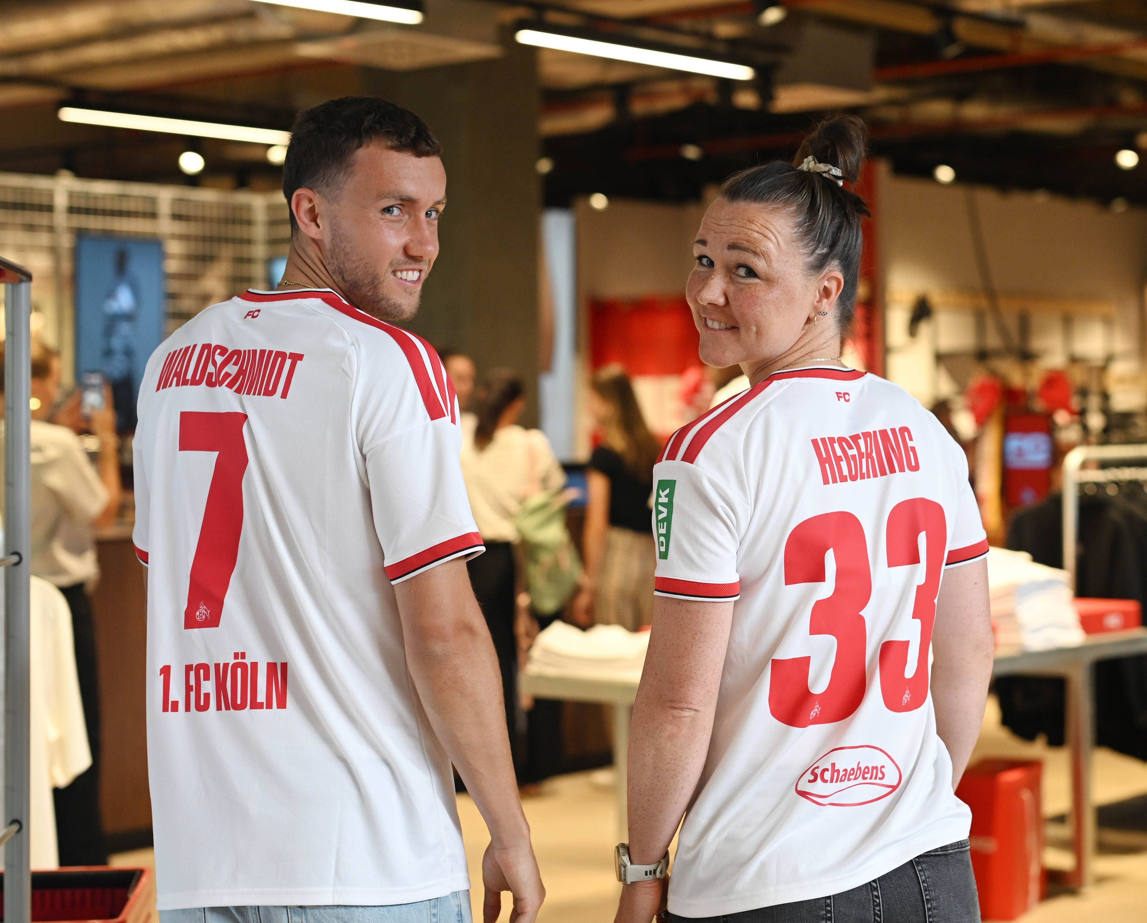Luca Waldschmidt und Martina Hegering stellen das neue Trikot des 1. FC Köln vor.