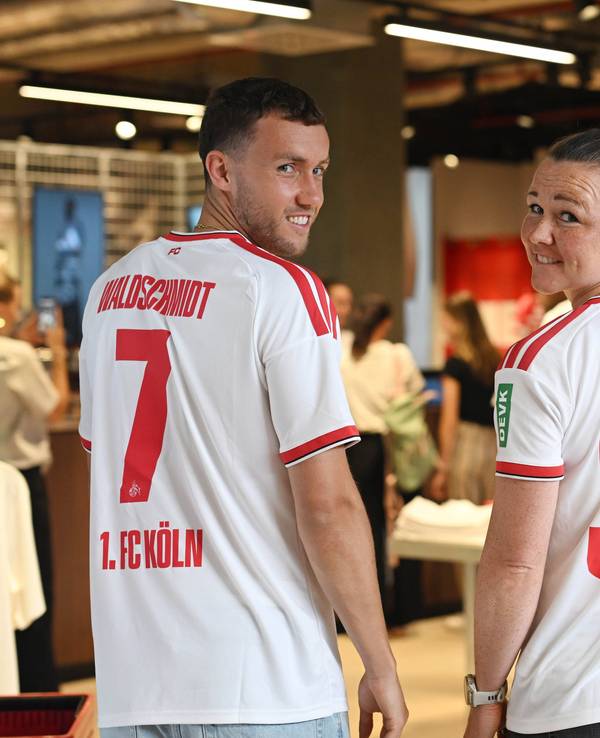 Luca Waldschmidt und Martina Hegering stellen das neue Trikot des 1. FC Köln vor.