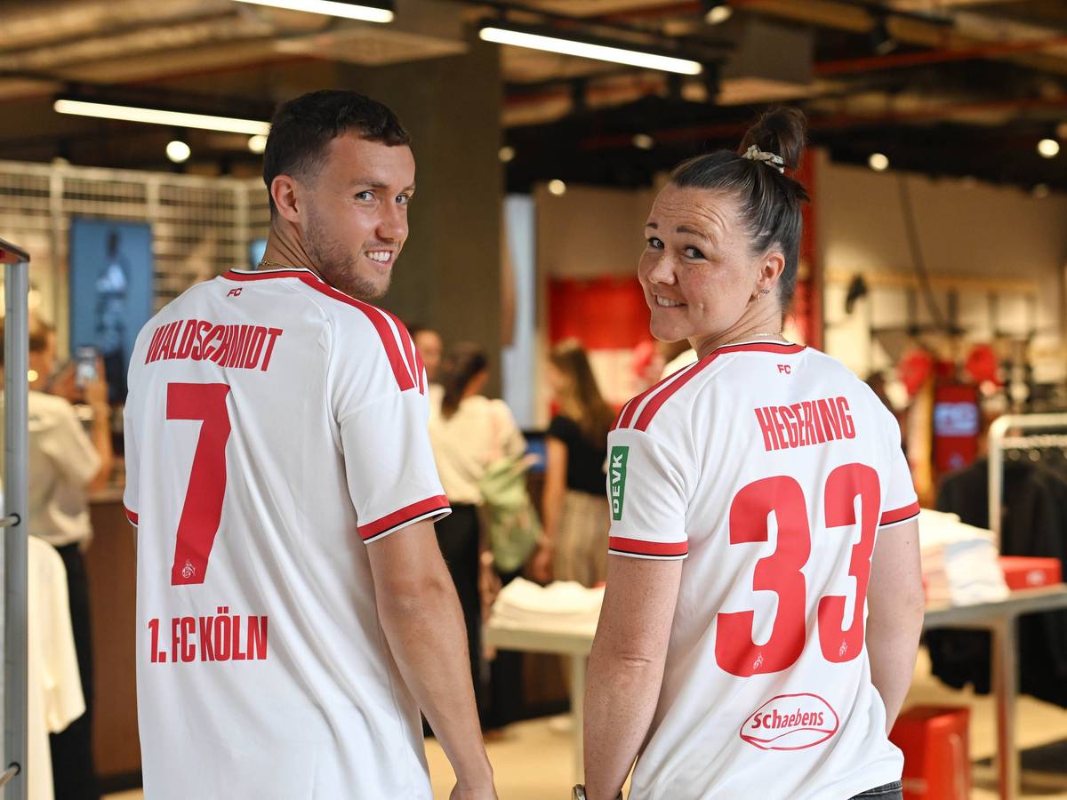 Luca Waldschmidt und Martina Hegering stellen das neue Trikot des 1. FC Köln vor.