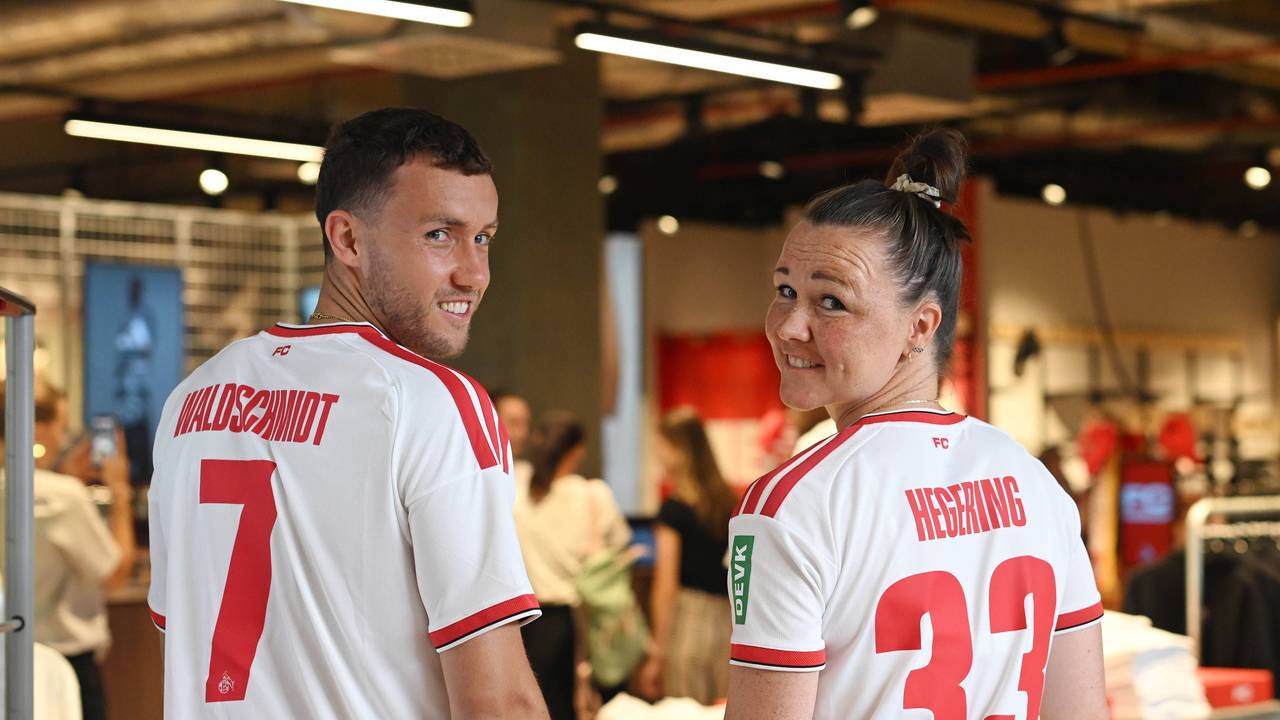 Luca Waldschmidt und Martina Hegering stellen das neue Trikot des 1. FC Köln vor.