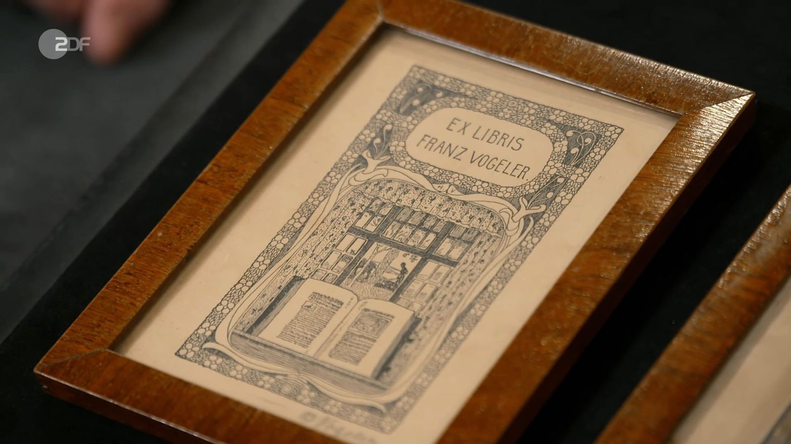 Die drei Ex Libris von Heinrich Vogeler aus den Jahren 1897, 1903 und 1907 wurden auf 600 bis 800 Euro geschätzt. Wolfgang Pauritsch ließ sich für die drei kleinen Bilder auf 750 Euro hochhandeln.
 (Bild: ZDF)