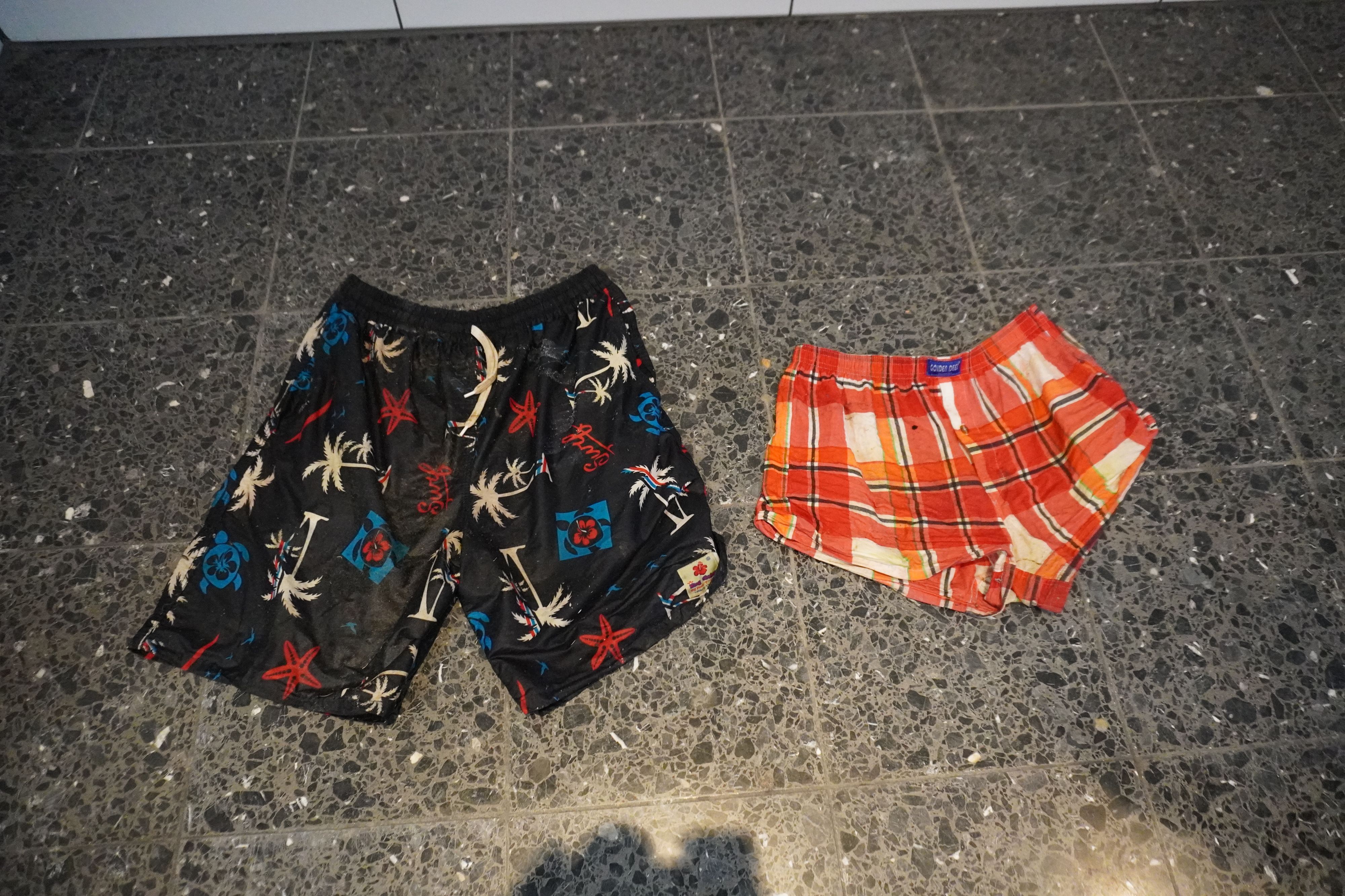 Diese Kleidungsstücke sollen dabei helfen, den Toten identifizieren zu können.