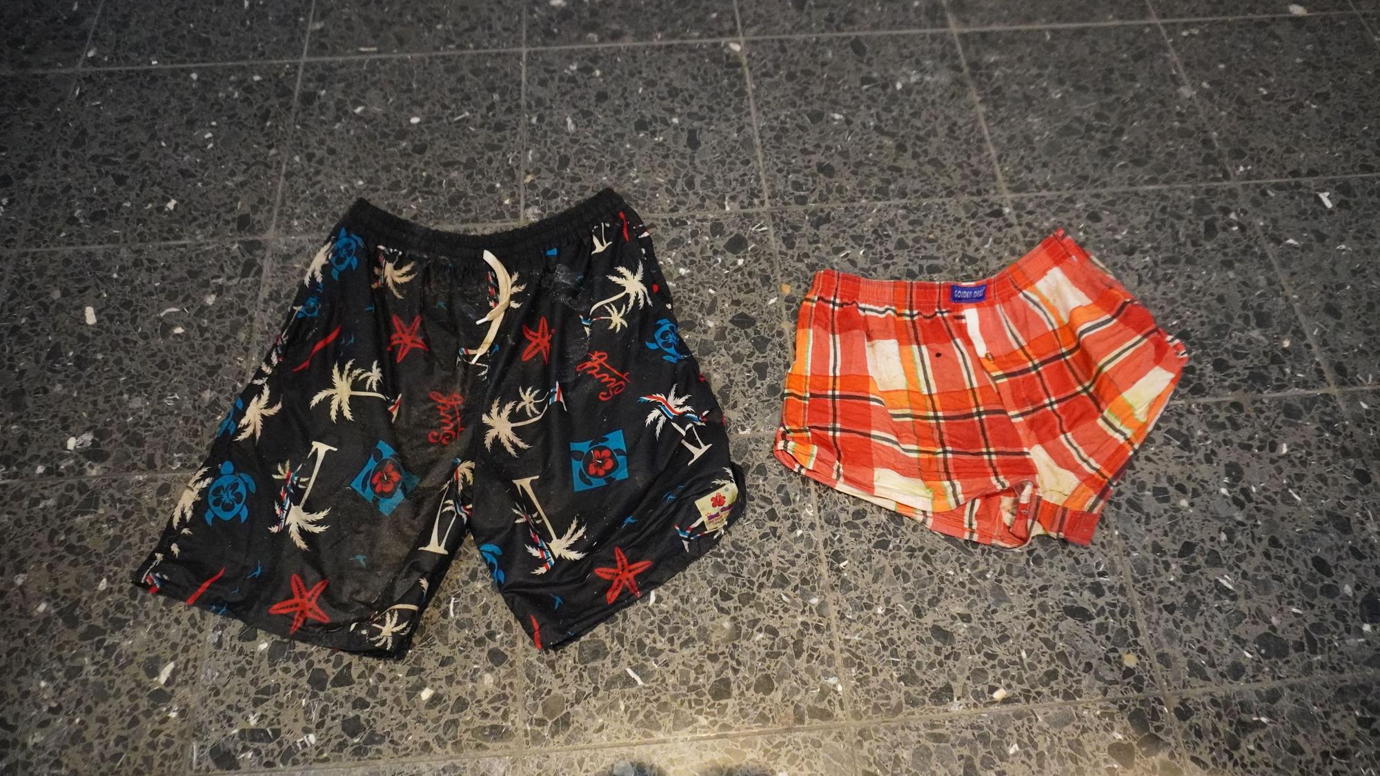 Diese Kleidungsstücke sollen dabei helfen, den Toten identifizieren zu können.