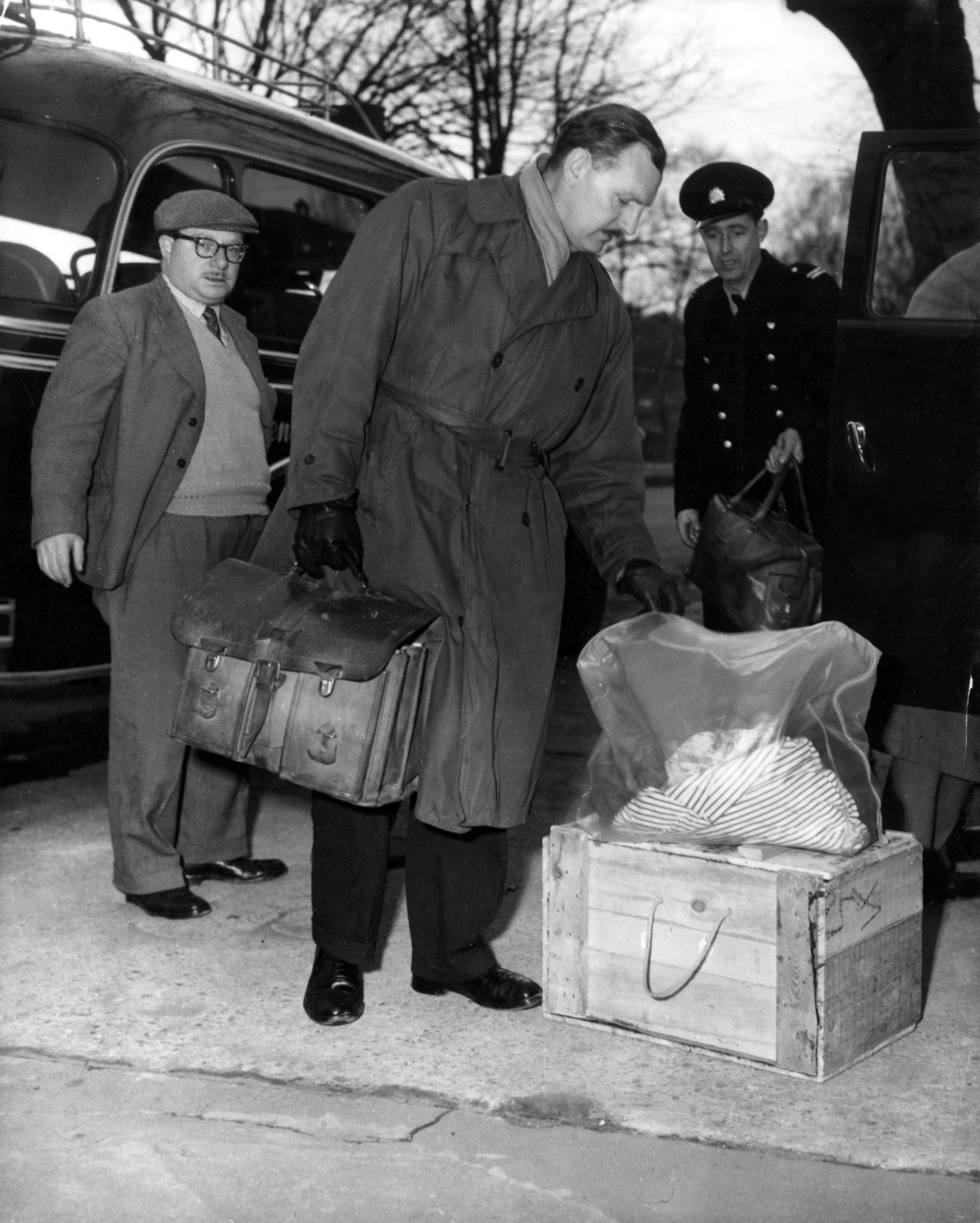 Frederick Chadburn von Scotland Yard untersucht am Kölner Flughafen ein Paket, das einen blutbefleckten Schlafanzug und ein blutbeflecktes Handtuch enthält. Diese gehörten dem Engländer Ronald Chesney, der tot in einem Wald in der Nähe von Köln aufgefunden wurde.