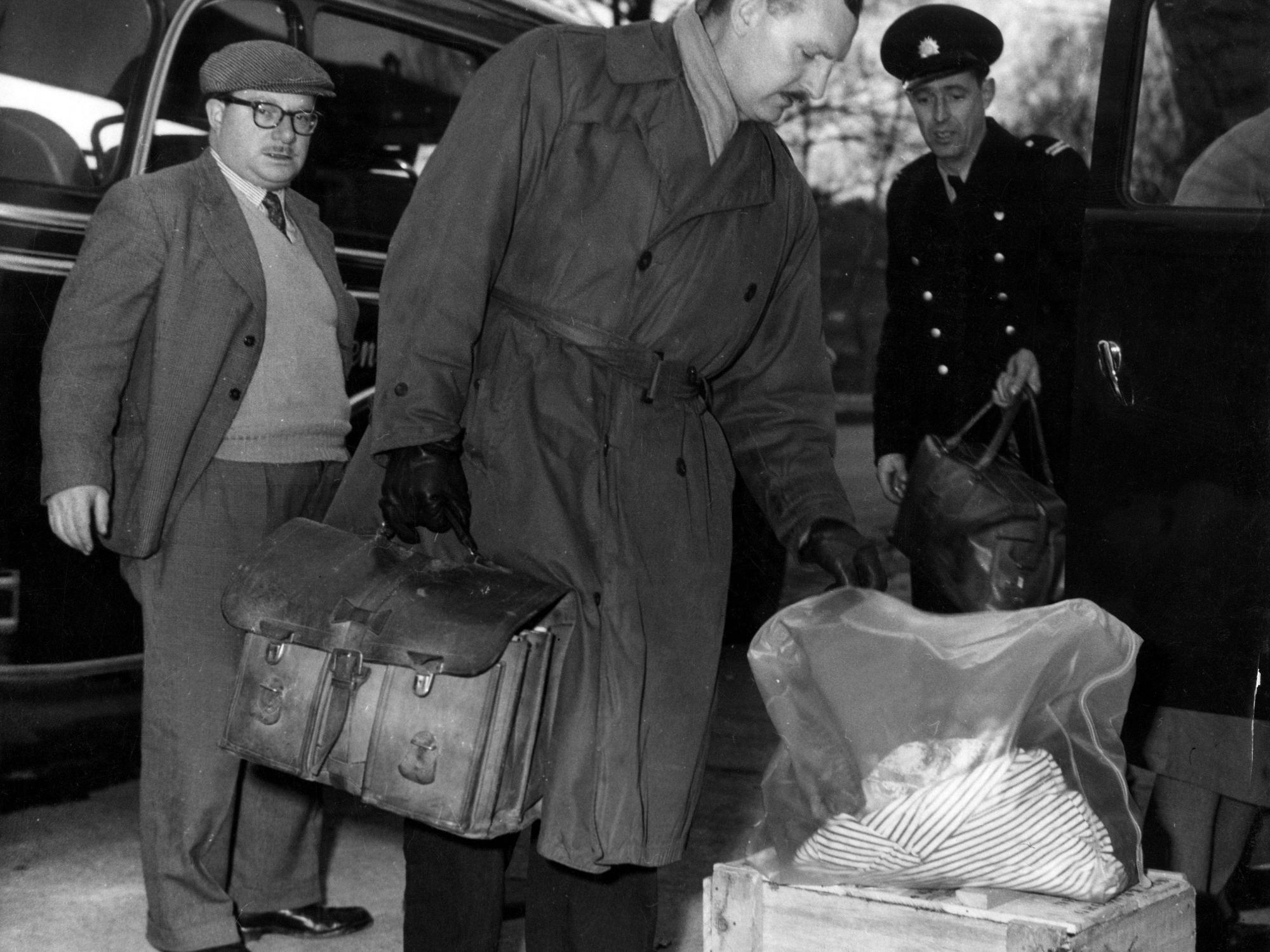 Frederick Chadburn von Scotland Yard untersucht am Kölner Flughafen ein Paket, das einen blutbefleckten Schlafanzug und ein blutbeflecktes Handtuch enthält. Diese gehörten dem Engländer Ronald Chesney, der tot in einem Wald in der Nähe von Köln aufgefunden wurde.