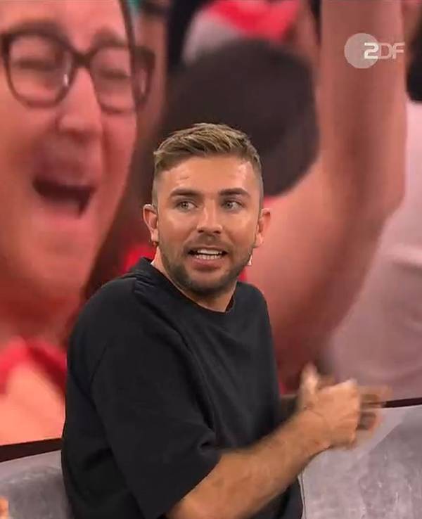 Per Mertesacker und Christoph Kramer diskutieren.
