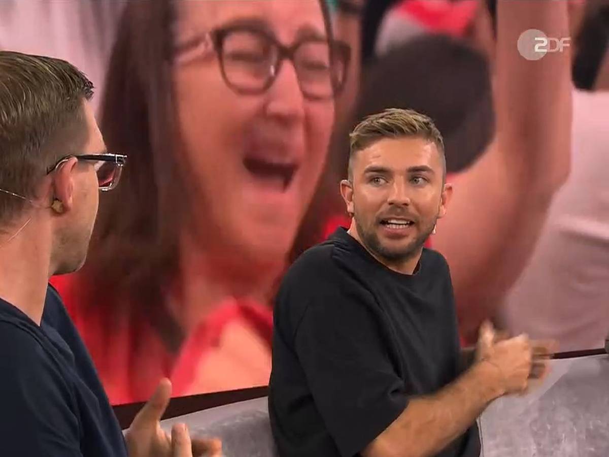 Per Mertesacker und Christoph Kramer diskutieren.