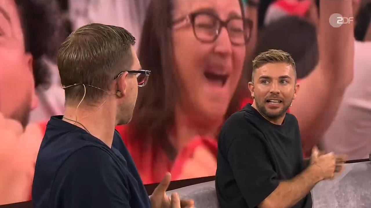 Per Mertesacker und Christoph Kramer diskutieren.