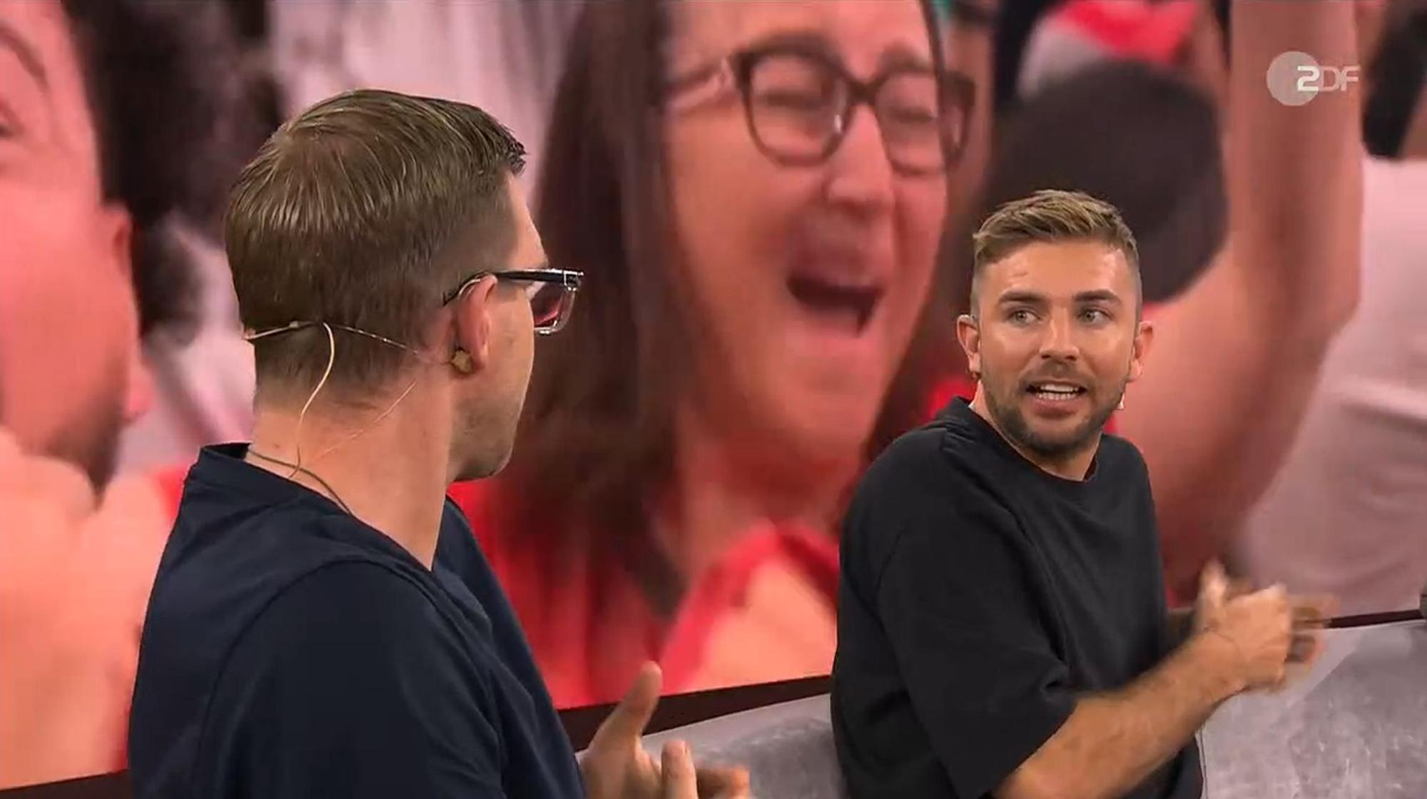 Per Mertesacker und Christoph Kramer diskutieren.