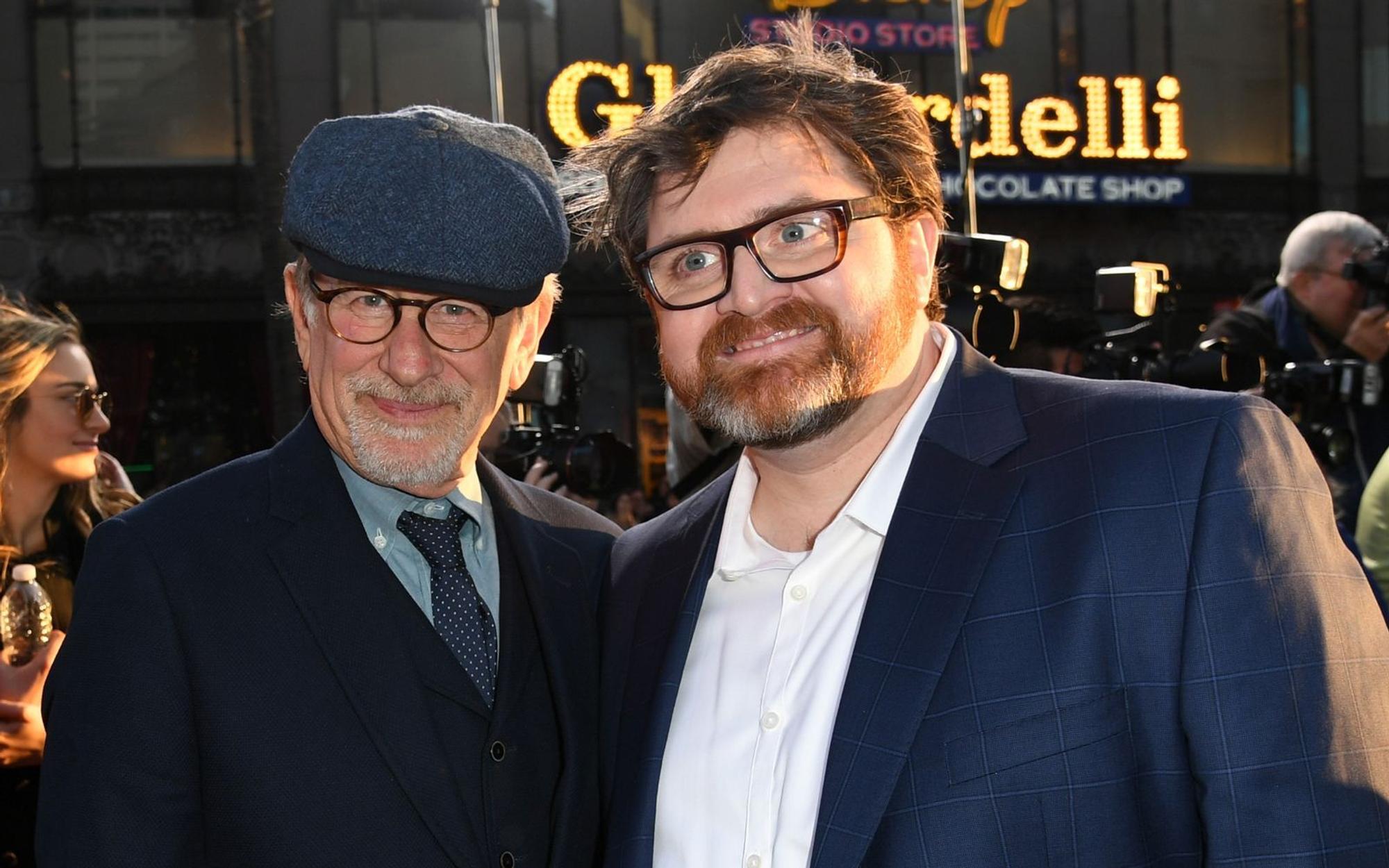 Der Autor der Romanorlage zu „Ready Player One“, Ernest Cline (rechts, mit Steven Spielberg) hat seinen Beitrag für die Fortsetzung bereits geleistet. Sein Roman „Ready Player One“ erschien 2020. (Bild: 2018 Getty Images/Kevin Winter)