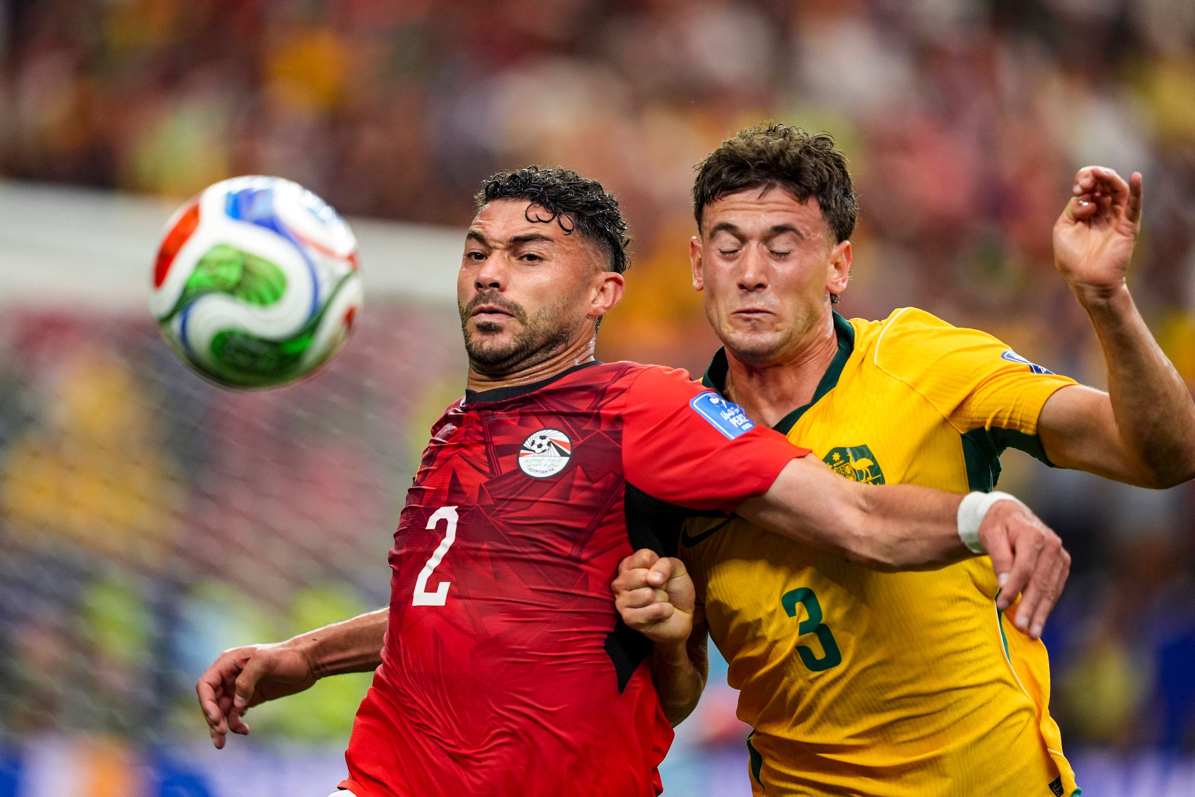 Australiens Alessandro Circati und Ägyptens Yasser Ibrahim kämpfen um den Ball.