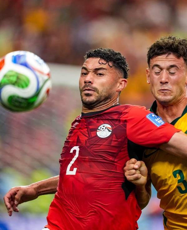 Australiens Alessandro Circati und Ägyptens Yasser Ibrahim kämpfen um den Ball.