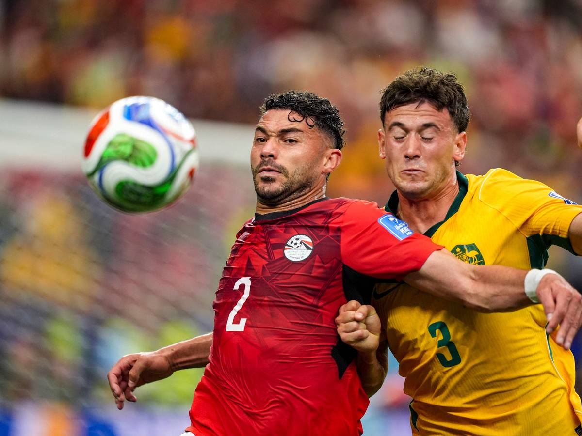 Australiens Alessandro Circati und Ägyptens Yasser Ibrahim kämpfen um den Ball.