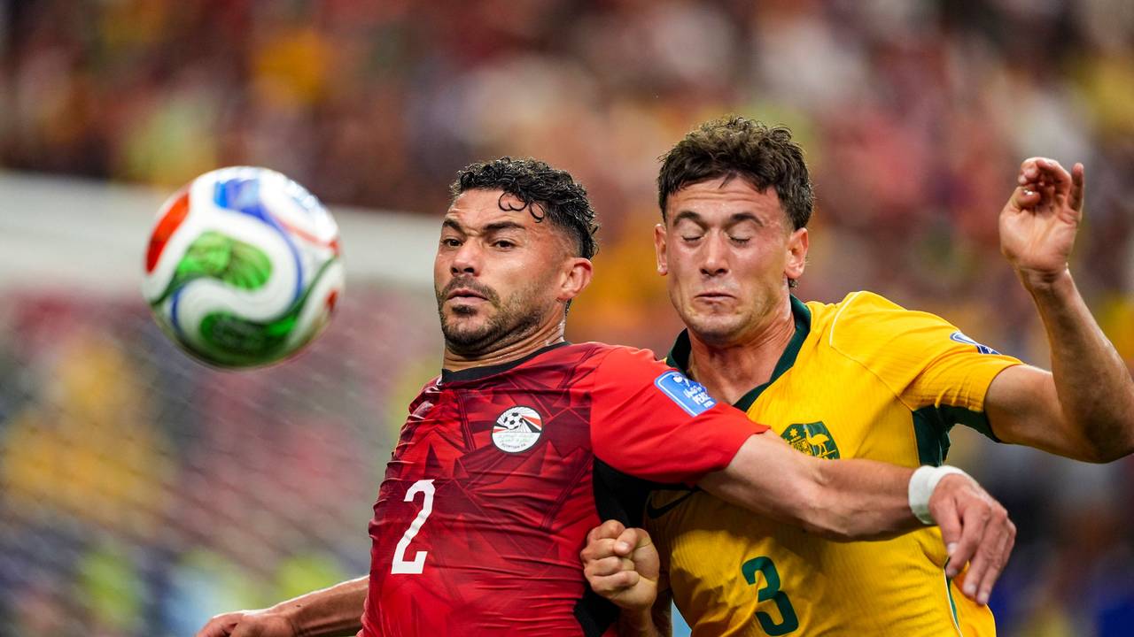 Australiens Alessandro Circati und Ägyptens Yasser Ibrahim kämpfen um den Ball.