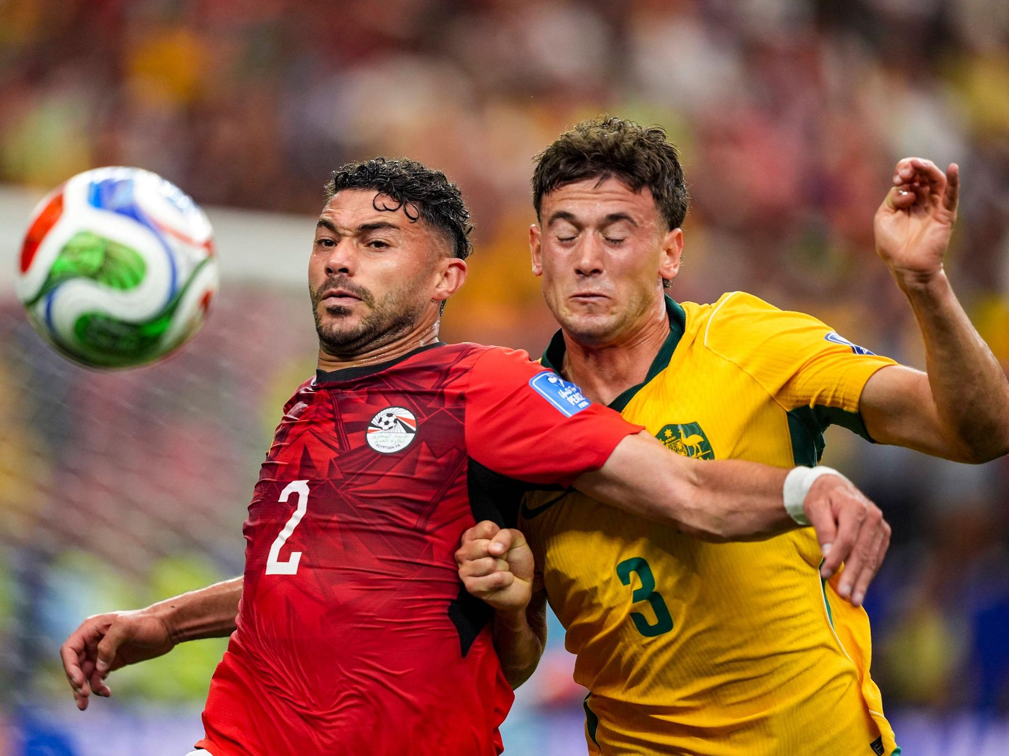 Australiens Alessandro Circati und Ägyptens Yasser Ibrahim kämpfen um den Ball.