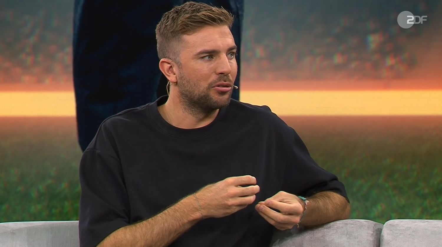 Christoph Kramer sitzt im Studio auf der Couch und spricht.