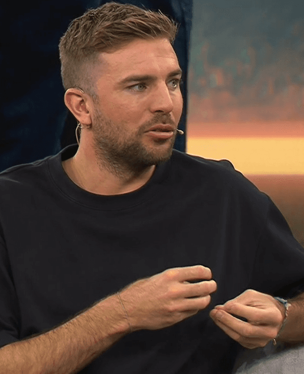Christoph Kramer sitzt im Studio auf der Couch und spricht.