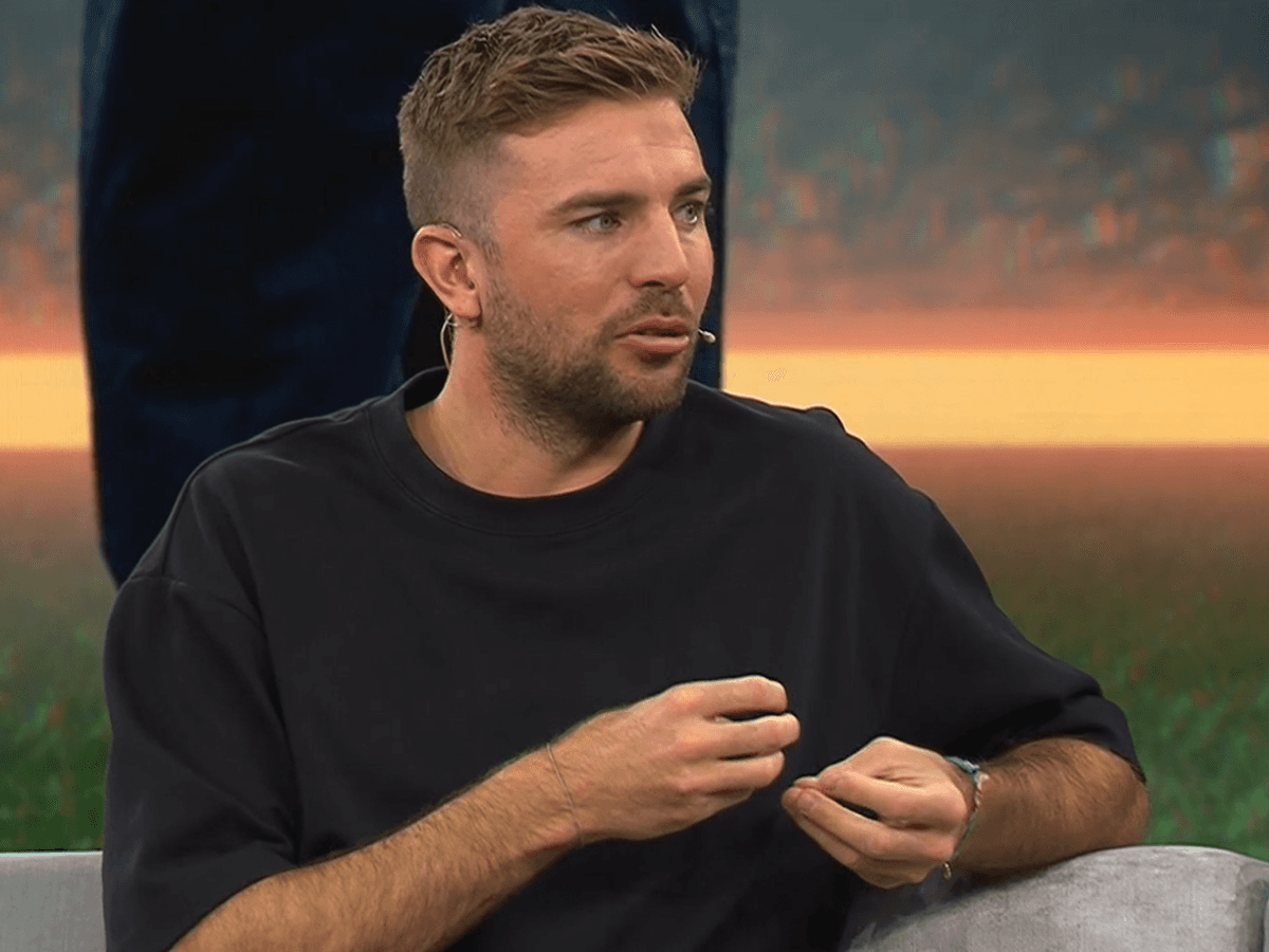 Christoph Kramer sitzt im Studio auf der Couch und spricht.