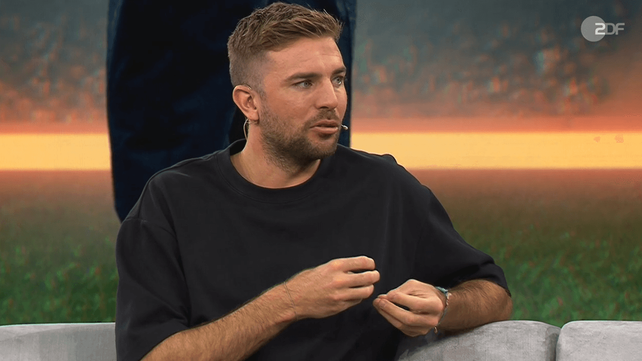 Christoph Kramer sitzt im Studio auf der Couch und spricht.