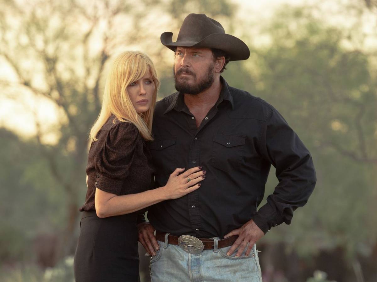 „Können Beth und Rip nicht einfach mal auf der Veranda sitzen und Tequila trinken?“ Kelly Reilly und Cole Hauser in der Serie „Dutton Ranch“. (Bild: Paramount+/Emerson Miller)
