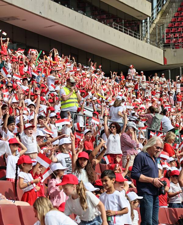 Kinder auf den Tribünen im Rhein-Energie-Stadion.